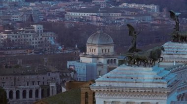 Roma havacılık şehri manzarası, İtalya Altare della Patria önplanda ve Büyük Sinagog arka planda. Eski binalar ve İtalyan şehrinin gökyüzünde uçan insansız hava aracından görünen şehir manzarası