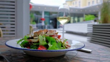 Keçi peyniri ve sebzeli lezzetli yeşil sağlıklı salata. Mermer masa. Besleyici lezzetli yiyecekler. Organik yemek..