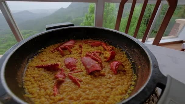 Tradycyjny Hiszpański Posiłek Paella Homarem Smaczne Jedzenie Walencji Piękny Widok — Wideo stockowe