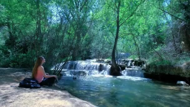 Женщина Сидит Медитирует Природе Водопадом Красивый Пейзаж Каскадом Зеленый Лес — стоковое видео