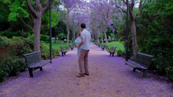 Couple Dancing Salsa Man Woman Love Beautiful Park Blooming Purple — Vídeo de Stock