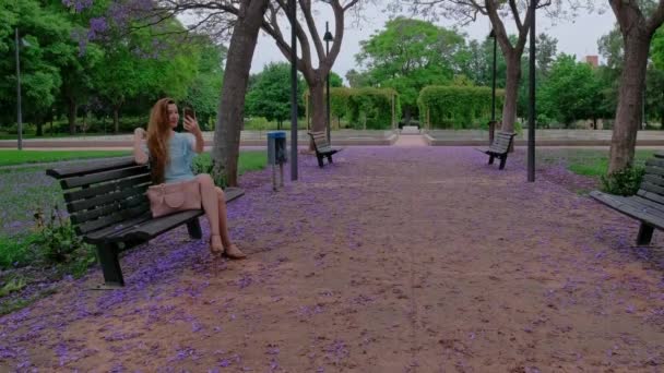 Жінка Робить Селфі Допомогою Телефону Прекрасний Парк Квітучою Фіолетовою Джакарандою — стокове відео