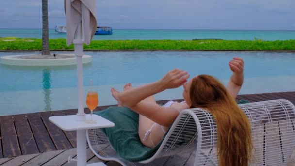 Kobieta Bikini Koktajlem Leży Szczęśliwa Kobieta Malediwach Niebieski Turkusowy Ocean — Wideo stockowe