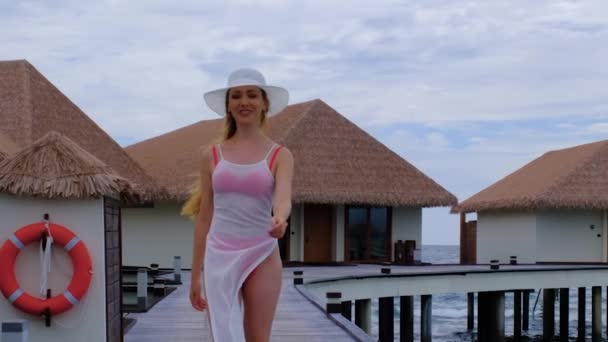 Una Mujer Bikini Está Caminando Hembra Feliz Maldivas Océano Azul — Vídeos de Stock