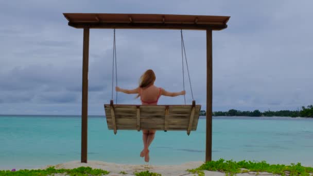 Bikinili Kadın Salıncakta Sallanıyor Kadın Maldivler Mutlu Arka Planda Mavi — Stok video