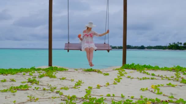 Egy Bikinis Hintázik Boldog Maldív Szigeteken Kék Türkiz Óceán Háttérben — Stock videók