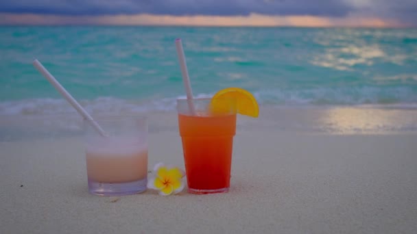 Nahaufnahme Von Cocktails Bei Sonnenuntergang Zwei Getränkestände Blauer Türkisfarbener Ozean — Stockvideo