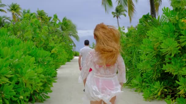 Adam Yürüyor Bir Kadın Sırtına Atlıyor Çift Tatilde Maldivler Mutlu — Stok video