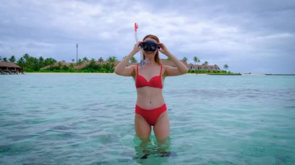 Kvinden Rød Bikini Snorkler Glad Maldiverne Blå Turkis Hav Baggrunden – Stock-video