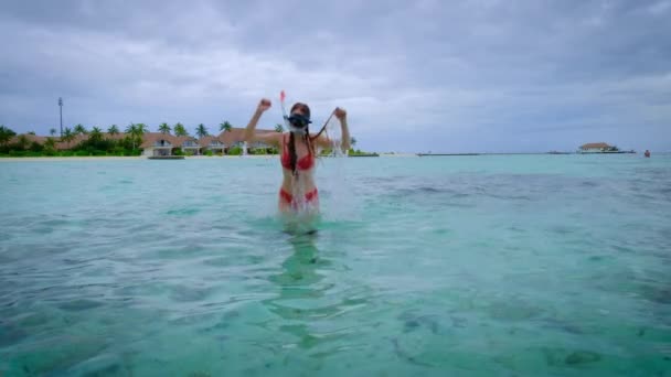 Piros Bikinis Boldogan Búvárkodik Maldív Szigeteken Kék Türkiz Óceán Háttérben — Stock videók