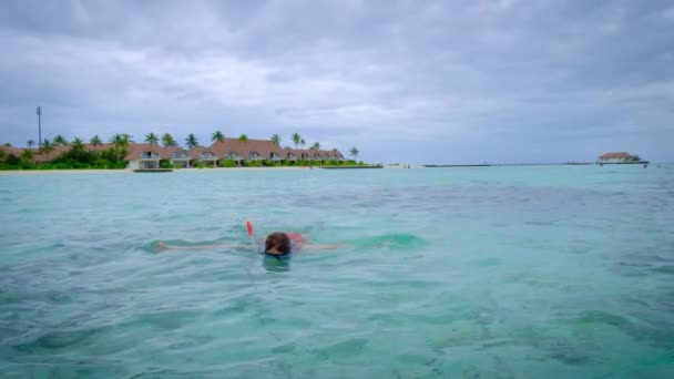Mulher Biquíni Vermelho Está Snorkeling Feliz Maldivas Oceano Azul Turquesa — Vídeo de Stock