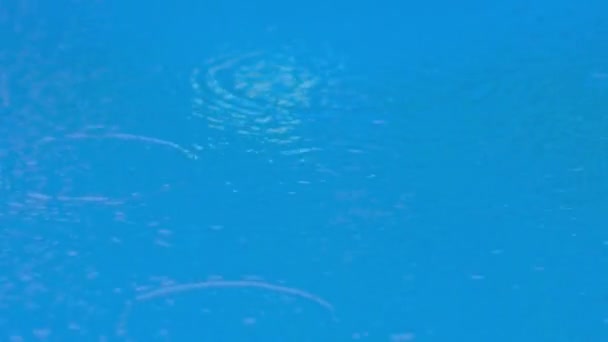 Slow Motion Video Med Droppar Närbild Droppe Regnar Blå Swimmingpool — Stockvideo