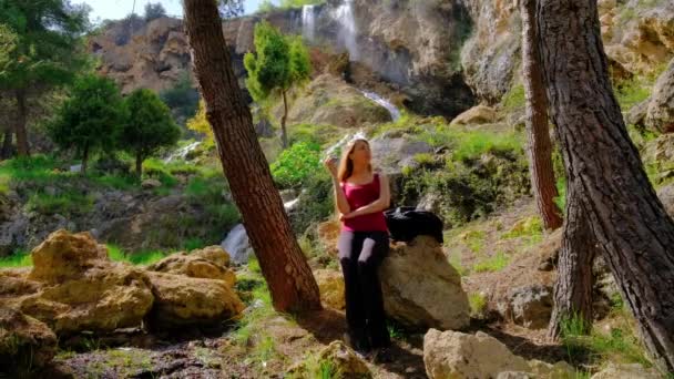 Жінка Сидить Камені Обідає Лісі Походи Природу Зелений Лісовий Пейзаж — стокове відео