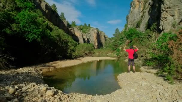 Bir Adam Vadideki Bir Gölün Yanında Geriniyor Çocuk Doğa Yürüyüşü — Stok video