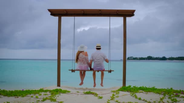 Casal Está Baloiço Homem Mulher Estão Felizes Nas Maldivas Oceano — Vídeo de Stock