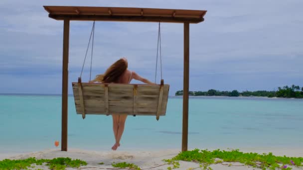 Bikinili Kadın Salıncakta Sallanıyor Kadın Maldivler Mutlu Arka Planda Mavi — Stok video