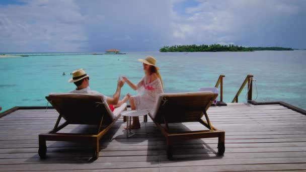 Casal Está Num Terraço Homem Mulher Estão Felizes Nas Maldivas — Vídeo de Stock