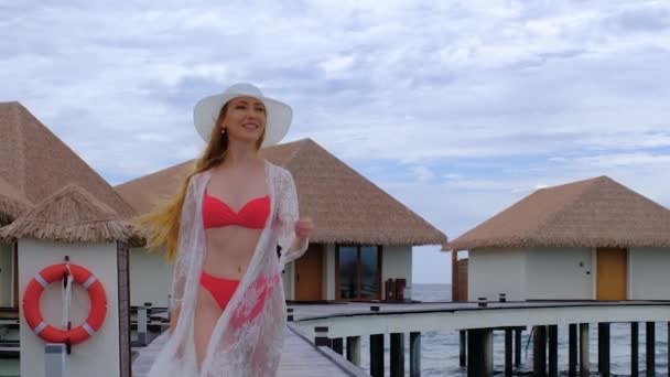 Una Mujer Bikini Está Caminando Hembra Feliz Maldivas Océano Azul — Vídeos de Stock