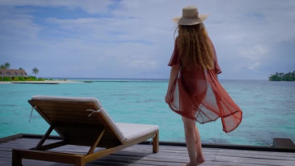 Mulher Biquíni Está Num Terraço Fêmea Está Feliz Nas Maldivas — Vídeo de Stock