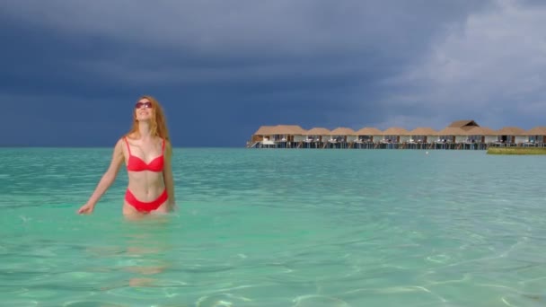 Mulher Biquíni Está Feliz Nas Maldivas Oceano Azul Turquesa Fundo — Vídeo de Stock