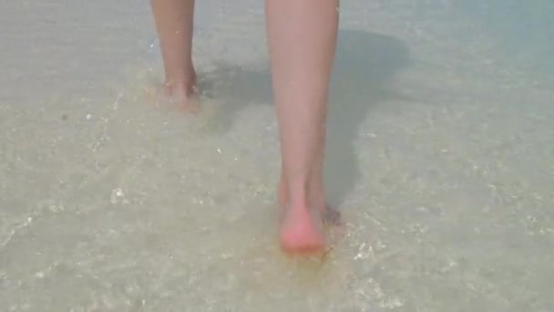 Close Uma Mulher Andando Exótica Praia Areia Branca Maldivas Salpicos — Vídeo de Stock