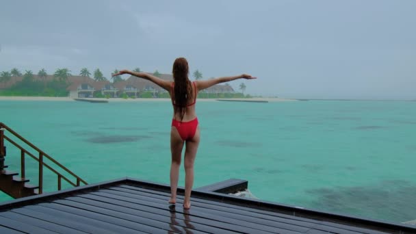 Mulher Biquíni Feliz Maldivas Sob Chuva Chuvas Fortes Oceano Azul — Vídeo de Stock