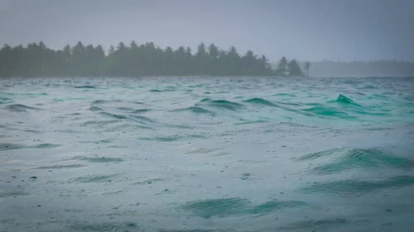 Regenachtige Dag Malediven Close Van Waterdruppels Een Prachtige Turquoise Kleur — Stockfoto