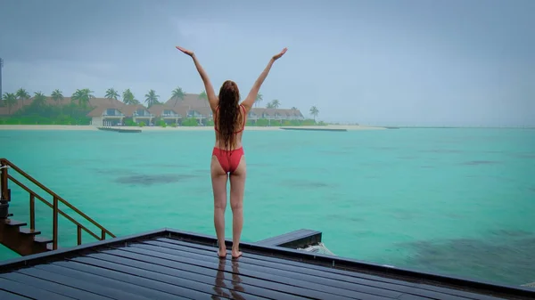 Kvinnan Bikini Lycklig Maldiverna Regn Kraftigt Regn Blå Turkos Hav — Stockfoto