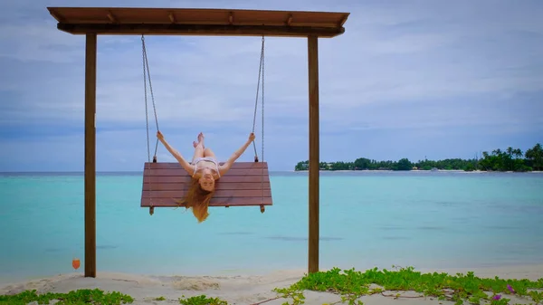 Kobieta Bikini Jest Huśtawkach Kobieta Jest Szczęśliwa Malediwach Niebieski Turkusowy — Zdjęcie stockowe