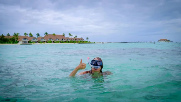 Kvinnan Röd Bikini Snorklar Och Visar Upp Sig Glad Maldiverna — Stockfoto