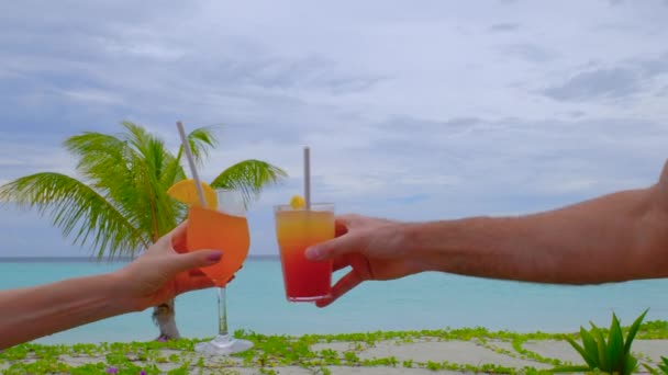Hände Der Nähe Cocktails Zum Anstoßen Romantische Paare Klirren Mit — Stockvideo