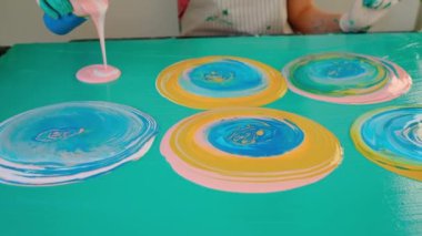 Sıvı resim çizimi. Sıvı akrilik renklerde bir arka plan. Karışık boyalar. Soyut çizim. Modern sanat. Yavaş çekim videosu. 