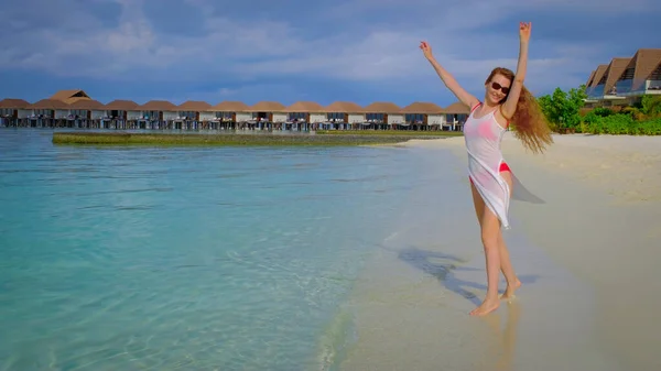 Kvinnan Bikini Lycklig Kvinna Lycklig Maldiverna Blå Turkos Hav Bakgrunden — Stockfoto