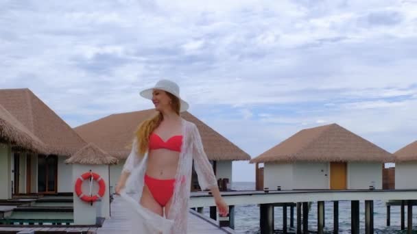 Frau Bikini Läuft Weibchen Sind Auf Den Malediven Glücklich Blauer — Stockvideo