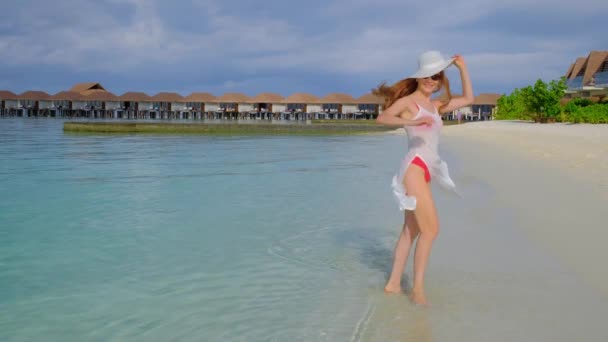Mujer Bikini Está Girando Hembra Feliz Maldivas Océano Azul Turquesa — Vídeos de Stock