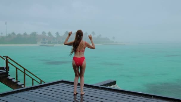 Mujer Bikini Feliz Maldivas Bajo Lluvia Llueve Fuerte Océano Azul — Vídeos de Stock