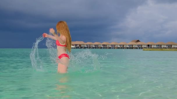 Bikinis Boldog Maldív Szigeteken Kék Türkiz Óceán Háttérben Lány Élvezi — Stock videók