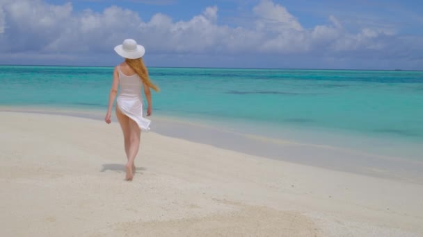 Una Mujer Bikini Camina Con Sombrero Blanco Hembra Feliz Maldivas — Vídeos de Stock
