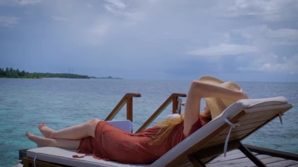 Kvinnan Bikini Terrass Kvinna Lycklig Maldiverna Blå Turkos Hav Bakgrunden — Stockvideo