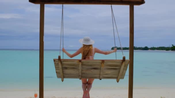 Mujer Bikini Está Columpios Hembra Feliz Maldivas Océano Azul Turquesa — Vídeos de Stock
