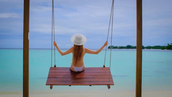 Woman Bikini Swings Female Happy Maldives Blue Turquoise Ocean Background — Stock Photo, Image
