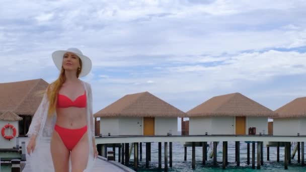 Donna Bikini Sta Camminando Femmina Felice Alle Maldive Oceano Blu — Video Stock