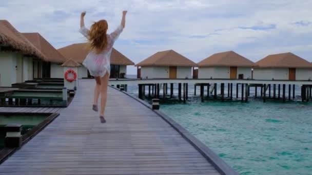 Uma Mulher Biquíni Está Saltar Fêmea Está Feliz Nas Maldivas — Vídeo de Stock