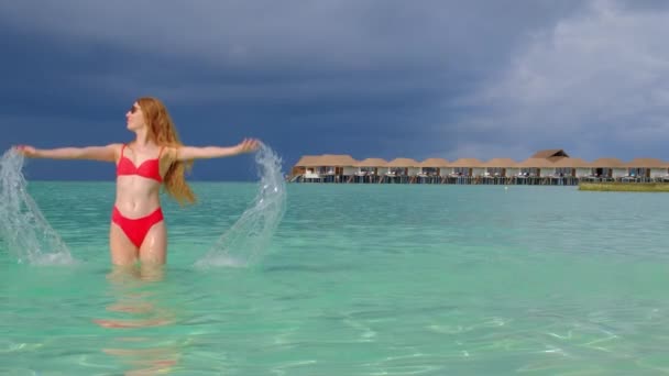 Kobieta Bikini Jest Szczęśliwa Malediwach Niebieski Turkusowy Ocean Tle Dziewczyna — Wideo stockowe