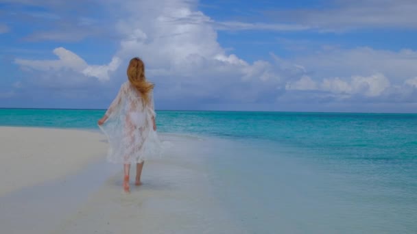 Egy Bikinis Fehér Kalapban Rohangál Boldog Maldív Szigeteken Kék Türkiz — Stock videók