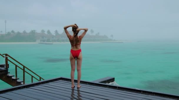 Mulher Biquíni Feliz Maldivas Sob Chuva Chuvas Fortes Oceano Azul — Vídeo de Stock