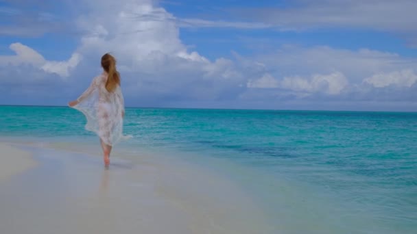 Жінка Бікіні Біжить Білим Капелюхом Самка Щаслива Мальдівах Блакитний Бірюзовий — стокове відео