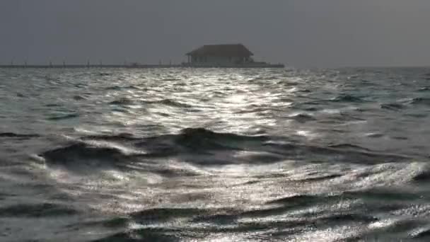 Día Lluvioso Maldivas Primer Plano Gotas Agua Hermoso Mar Color — Vídeo de stock