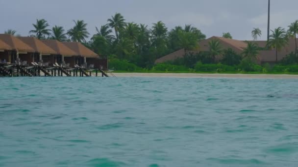 Esős Nap Maldív Szigeteken Közelkép Vízcseppek Egy Gyönyörű Türkiz Színű — Stock videók