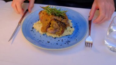 Tabakta patates püresi ile et. Yakın plan, seçici odaklanma. Yeşil biberiye baharatıyla süslenmiş. Lokantada lezzetli yemekler. 4k ağır çekim videosu. 